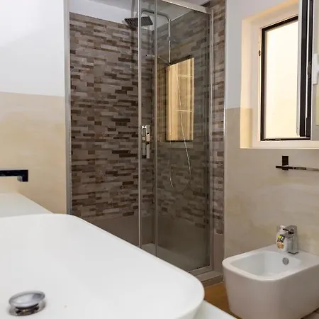 Middle Way Stylish Apartment Bari